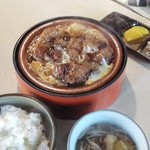 紙屋食堂 - 煮込みカツ丼ですが、別盛りで提供されます。この日は生姜焼き用のロース肉を使ったミルフィーユの様なカツでした。