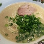 らーめん 龍の羽 - 豚骨ﾗｰﾒﾝ550円
