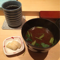 神楽坂 鮨 りん - ばらちらしについてくる赤出汁、漬物、緑茶