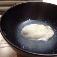 鮨 巳之七 - ◆広島の牡蠣、みぞれ椀。カタクリをまぶした牡蠣は身がプルプリです。
                みぞれ汁もお出汁を丁寧に引かれているので、いいお味ですこと。