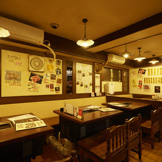 ゆったりとしたテーブル席で堪能する、希少部位の香ばしい共演