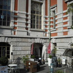 左手にあるアプローチ