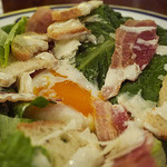 テディ・ルーズヴェルト・ラウンジ - シーザーサラダ、半熟玉子添え