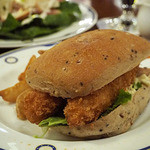 テディ・ルーズヴェルト・ラウンジ - 海老フライのグレインブレッドサンドウィッチ、フライドポテト添え