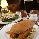 テディ・ルーズヴェルト・ラウンジ - 海老フライのグレインブレッドサンドウィッチ、フライドポテト添え