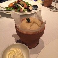 カシータ - サラダとパン