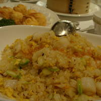 桂花苑 - 炒飯。向こうに見えるのが海老わんたん