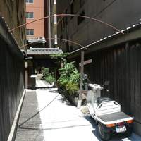 吉寅 - ビルの谷間の路地を入る