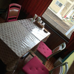 コジコジ - お手製のカーテンで仕切られた4人席。居心地よし♪