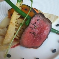 マルシェダイニング「ネン」 - 春の味巡り 黒毛和牛モモ肉のロースト 春菜園風