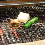 Yakitori Fukuzumi - お通しの一部、ホタテとか餅、他にはししゃも、ウインナー、野菜各種と豪華です。