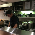 炭家 - この方はお店の大将です。