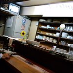 立ち飲み やき屋 - ごらんの通り、満員から空き空きになる時間帯もある。2010.7