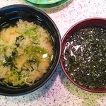 回転鮨 清次郎 - 左：わかめ汁、右：のり汁