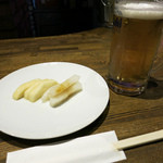 ペーパームーン - 生ビール(550円)とお通しの漬物