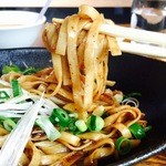 鉄板呑み屋ブッチャー - 平たい麺の焼きそば！