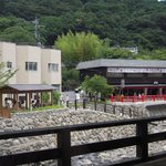 四季紙 - 店内から見える独鈷の湯のそばの足湯「河原湯」の方です。　　左手の人が集まっている場所にご注目！