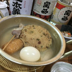 Ishidaya - おでんはアルマイト両手鍋で運ばれて来ました。
                        卵、チーズ（練り物の中にチーズ）牛すじ、そして「びっくりがんも」確かにびっくりの大きさ。
                        小鉢に練りからし。ツブツブ。
                        出汁は極めて透明。