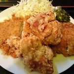 ふぢ - チキンカツまるまる１枚に
            大きな唐揚げが２つ