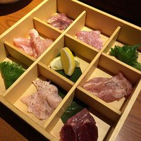 焼鶏あきら 中目黒本店 - 盛合せ(1900)はシャレオツな箱入り