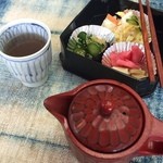 かじの葉 - セルフの黒豆茶とお茶うけの漬物