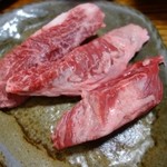 焼肉 初栄 - ステーキ、かたまりの表面を焼いてカットすることで、中はレア、外はこんがりとなります