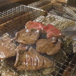 仙台や - 炭火焼の牛タンは、肉厚で柔らかいですよ！塩味と味噌味の両方楽しめるＭＩＸもあります。