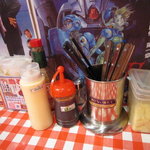 supagethi-nopancho - 卓上には、フォークと循環箸。おしぼりに、チーズと・・・