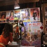 supagethi-nopancho - 昭和の香りがする映画やアニメのポスターが至る所に貼られています。BGMも懐かしさが。