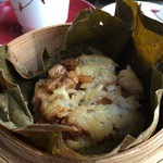 広東料理 センス - 鶏肉と干し貝柱の蒸しご飯
      蓮の葉包み