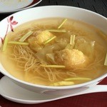 広東料理 センス - 海老ワンタン入り香港細麺のスープヌードル