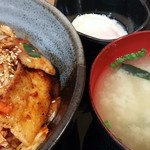 伝説のすた丼屋 - 厚切りホエー豚のキムチ丼～生姜仕立て～