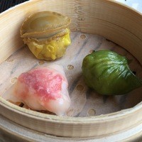 広東料理 センス - タラバ蟹と海老のクリスタル蒸し餃子・北海道産ホタテと千葉県産ロブスターの蒸し餃子
                自家製 XO ソース風味・岩手県産プラチナポークの鮑のせ焼売