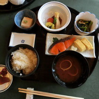 メインダイニングルーム 三笠 - 和朝食、白ご飯と茶がゆが選べてお代わり自由です。