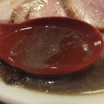 麺や 七彩 - 喜多方肉そば（煮干し）のスープ