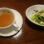セットのスープとサラダ