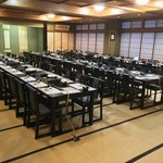 料亭 緒環 - 最大70名様収容の大広間はすべてテーブル席