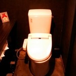 人類みな麺類 - 奥にウォシュレット完備