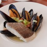 リコス・キッチン - カナダ産ムール貝と鮮魚の白ワイン蒸し