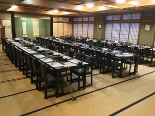 料亭 緒環 - 最大70名様収容の大広間はすべてテーブル席