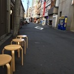 人類みな麺類 - 残り4席の道路上の待ち客用椅子