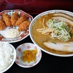 こく一番 ラーメン みどりや - 半ラーメン+カキフライ+半ライスのセット(850円)です。2016年2月