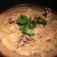 虎萬元 南青山店 - 「酸白菜と骨付きあばら肉の土鍋煮込み」
                北京料理店らしい中国北方を代表する料理を土鍋で出してくる。高級な土鍋なのでテーブルに運ばれてもグツグツと煮込まれ、深いコクがあって胃袋まで染み渡る