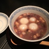 虎萬元 南青山店 - 「中国善哉」
                小豆や緑豆など複数の豆が入っている温かいデザートまで通年置いているのは、本場の料理店を目指している証拠。白玉団子を特別に入れて貰った。