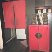 虎萬元 南青山店 - 「店内内装」
                  黒い壁に赤い暖簾と赤い中国家具。時代を超えた中国料理店らしさを演出している。