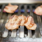 スタミナ苑 - 2016.3 ガスロースターで上タンを焼いています