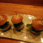 焼鳥YAMATO - オメザンのバンズで特製ミニつくねバーガー