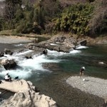 お店の前は秋川の清流