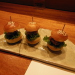 焼鳥YAMATO - オメザンのバンズで特製ミニつくねバーガー