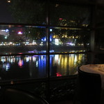 メゾン ド　ヨシダ - 那珂川のネオンが食事の背景